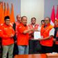 Asri Tadda menerima mandat sebagai Formatur Ketua Partai Politik baru dari Ketua Umum DPP Gerakan Rakyat, Sahrin Hamid, di Jakarta Selatan, Rabu (3/9). Foto: Ist