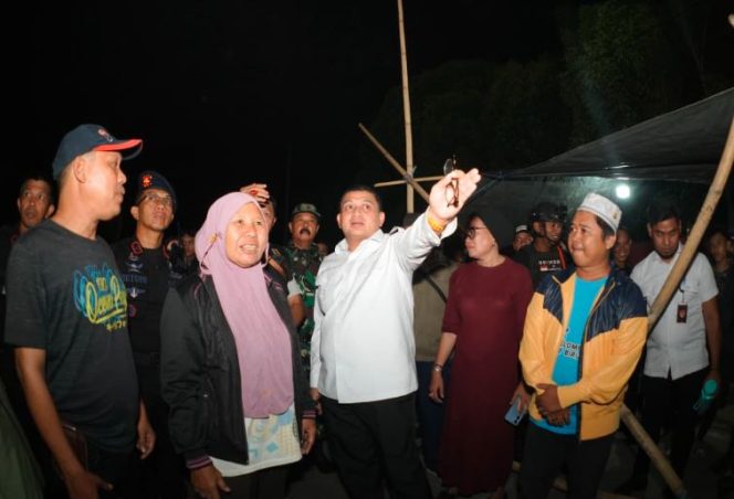 
					Malam kedua pemantauan, Wali Kota Appi sisir lorong-lorong di Kandea, Kecamatan Tallo, Rabu malam (24/9/2025). (Foto: Ist)