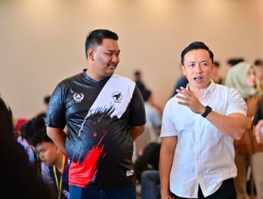 Ketua ESI Kota Makassar, Hasrul Kaharuddin (kanan) Antar 4 Tim E-Sports Makassar Lolos ke Porprov. (Foto: Ist)