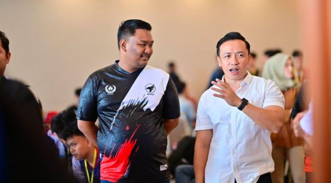 Ketua ESI Kota Makassar, Hasrul Kaharuddin (kanan) Antar 4 Tim E-Sports Makassar Lolos ke Porprov. (Foto: Ist)