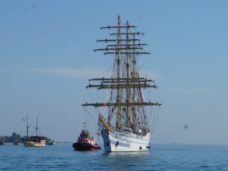 KRI Bima Suci berlabuh di Makassar, menandai semangat muda Taruna AAL untuk menjaga laut dan bangsa.(Foto: Ist) 