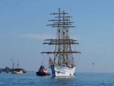 KRI Bima Suci berlabuh di Makassar, menandai semangat muda Taruna AAL untuk menjaga laut dan bangsa.(Foto: Ist) 