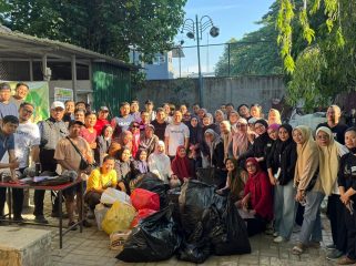 Kepala Dinas Kominfo Kota Makassar, Dr. Muhammad Roem, memimpin kerja bakti bersama jajaran staf Diskominfo dalam rangka memperingati World Clean Up Day (WCUD) 2025, Sabtu (20/9), di ruas Jalan Ahmad Yani dan area sekitar Balai Kota. (Foto: Ist) 