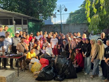 Kepala Dinas Kominfo Kota Makassar, Dr. Muhammad Roem, memimpin kerja bakti bersama jajaran staf Diskominfo dalam rangka memperingati World Clean Up Day (WCUD) 2025, Sabtu (20/9), di ruas Jalan Ahmad Yani dan area sekitar Balai Kota. (Foto: Ist) 