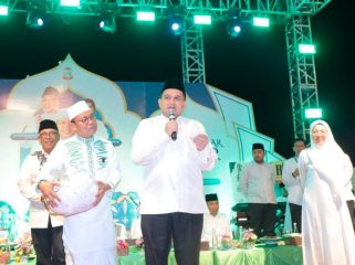 
Wali Kota Makassar Munafri Arifuddin  hadir  dalam perayaan Maulid Akbar Pesisir di Dermaga Paotere, Kamis (25/9/2025). (Foto:Ist)