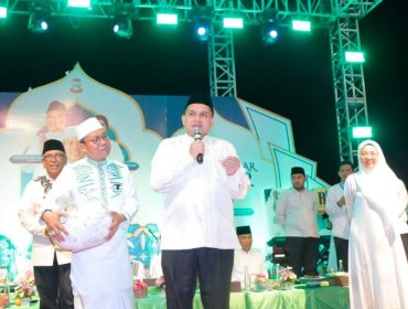 
Wali Kota Makassar Munafri Arifuddin  hadir  dalam perayaan Maulid Akbar Pesisir di Dermaga Paotere, Kamis (25/9/2025). (Foto:Ist)