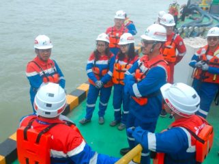 Vice President Performance Management Pertamina bersama tim manajemen saat melakukan inspeksi area operasional di Integrated Terminal Gorontalo. (Foto: Ist)