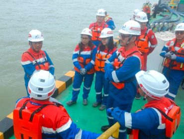 Vice President Performance Management Pertamina bersama tim manajemen saat melakukan inspeksi area operasional di Integrated Terminal Gorontalo. (Foto: Ist)