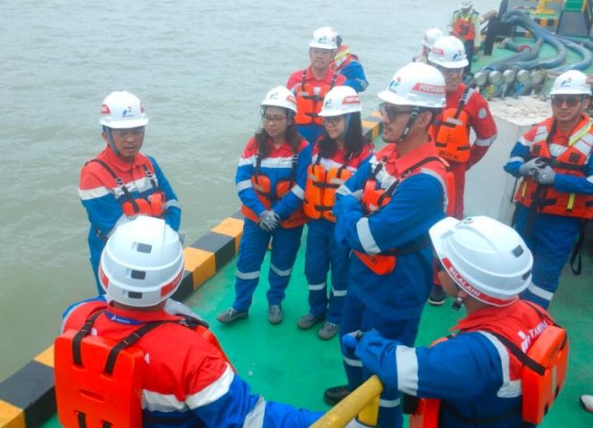 
					Vice President Performance Management Pertamina bersama tim manajemen saat melakukan inspeksi area operasional di Integrated Terminal Gorontalo. (Foto: Ist)