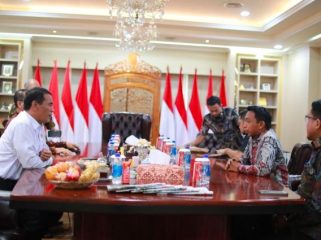 Bupati Sidrap Syaharuddin Alrif saat melaporkan peningkatan produksi padi dan jagung kepada Menteri Pertanian. (Foto: Ist)