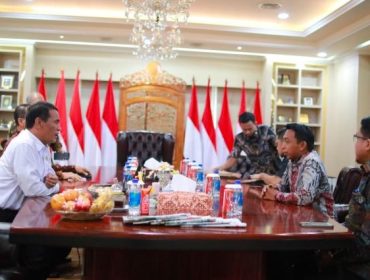 Bupati Sidrap Syaharuddin Alrif saat melaporkan peningkatan produksi padi dan jagung kepada Menteri Pertanian. (Foto: Ist)