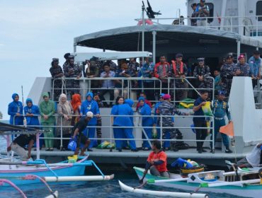 Kodaeral VI dan jajaran serahkan 100 paket sembako kepada nelayan, bagian dari rangkaian HUT ke-80 TNI. (Foto: Ist)