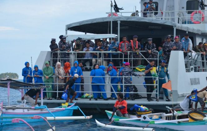
					Kodaeral VI dan jajaran serahkan 100 paket sembako kepada nelayan, bagian dari rangkaian HUT ke-80 TNI. (Foto: Ist)
