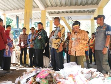 Wali Kota Makassar Munafri Arifuddin meninjau mesin peleleh plastik di TPS 3R Barrang Lompo, dorong pemisahan dan daur ulang sampah. (Foto: Ist)