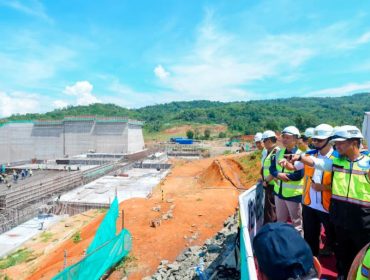 Gubernur Sulsel Andi Sudirman Sulaiman meninjau progres pembangunan Bendungan Jenelata di Kabupaten Gowa, Selasa (21/10/2025). (Foto: Ist)