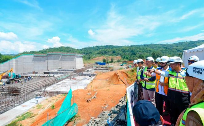 
					Gubernur Sulsel Andi Sudirman Sulaiman meninjau progres pembangunan Bendungan Jenelata di Kabupaten Gowa, Selasa (21/10/2025). (Foto: Ist)