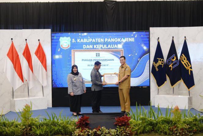 
					Bupati Pangkep, Muhammad Yusran Lalogau menerima piagam penghargaan dari Kemenkumham Sulsel di Makassar, Senin (6/10/2205). (Foto: Ist) 