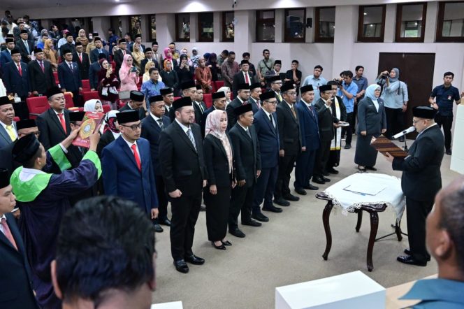 
					Wali Kota Munafri Arifuddin melantik Dewan Pengawas dan Direksi Perumda di Kantor Balaikota,  Selasa (7/10). (Foto: Ist) 