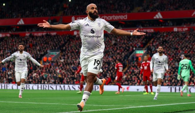 
					Selebrasi Bryan Mbeumo usai membuka keunggulan Manchester United di Anfield setelah memanfaatkan assist cerdas Amad Diallo, membawa MU unggul 1-0. (Foto: X @manchester united)
