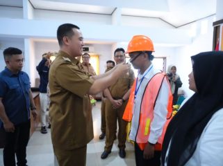 Bupati Pangkep, Muhammad Yusran Lalogau, saat membuka kegiatan pembekalan dan uji sertifikasi K3 bagi tenaga konstruksi di Aula Mattampa Inn. (Foto: Ist)