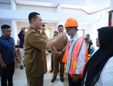 Bupati Pangkep, Muhammad Yusran Lalogau, saat membuka kegiatan pembekalan dan uji sertifikasi K3 bagi tenaga konstruksi di Aula Mattampa Inn. (Foto: Ist)