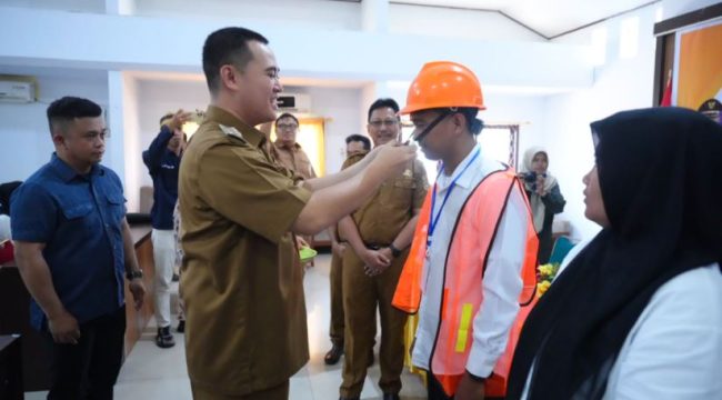 Bupati Pangkep, Muhammad Yusran Lalogau, saat membuka kegiatan pembekalan dan uji sertifikasi K3 bagi tenaga konstruksi di Aula Mattampa Inn. (Foto: Ist)