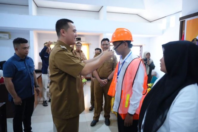 
					Bupati Pangkep, Muhammad Yusran Lalogau, saat membuka kegiatan pembekalan dan uji sertifikasi K3 bagi tenaga konstruksi di Aula Mattampa Inn. (Foto: Ist)