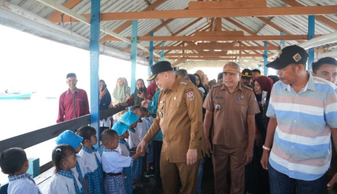 
					Wali Kota Munafri kunjungi pulau-pulau di Makassar, pastikan layanan transportasi, pendidikan, dan internet makin merata. (Foto: Ist)