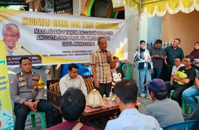 Anggota DPRD Sulsel H.A. Kadir Halid berdialog dengan warga Maradekaya saat reses membahas perbaikan Jalan Hertasning, Sabtu (25/10/2025). (Foto: Heru)