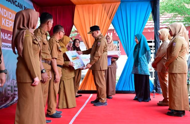 
					Wali Kota Makassar Munafri Arifuddin dan Wakil Wali Kota Aliyah Mustika Ilham menyerahkan tunjangan khusus bagi guru dan tenaga kesehatan di Pulau Kodingareng. (Foto: Ist)