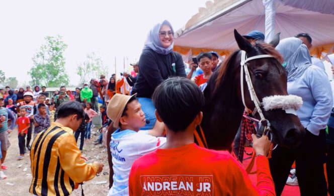 
					Legislator Sulsel, Vonny Amelia Tunjukkan Aksi di Lomba Pacuan Kuda Pra Porprov 2025. (Dok Vonny Amelia) 