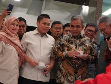 Wakil Ketua DPRD Sulsel Yasir Machmud mendampingi Ketua MPR RI Ahmad Muzani saat kunjungan dan silaturahmi bersama tokoh masyarakat Sulawesi Selatan di Makassar. (Foto: Ist)