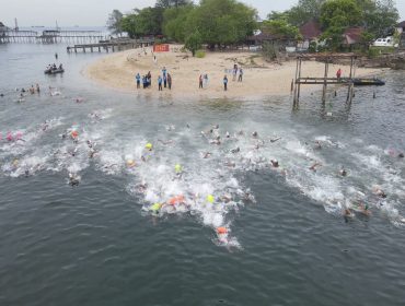 ara perenang lepas start di Laut Makassar pada Navy Open Water Sport Competition 2025 yang digelar Kodaeral VI, Minggu (26/10/2025). (Foto: Penal Kodaeral VI)