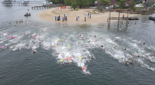 ara perenang lepas start di Laut Makassar pada Navy Open Water Sport Competition 2025 yang digelar Kodaeral VI, Minggu (26/10/2025). (Foto: Penal Kodaeral VI)