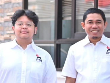 Ketua DPW PSI Sulsel Muammar Ferirae Gandi (kiri) bersama Ketua PSI Kota Makassar yang baru, Sukarno Lallo. (Foto: Ist)
