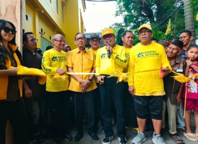 
					Ketua DPD I Golkar Sulsel, Taufan Pawe membuka pasar murah Golkar Sulsel dengan simbolis gunting pita di Makassar, Minggu (5/10/2025).  (Foto: Hr)