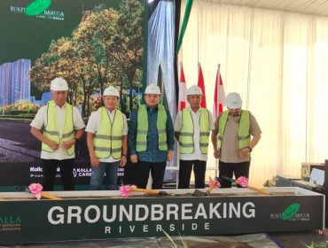Wali Kota Makassar, Munafri Arifuddin, bersama perwakilan KALLA Land & Property saat prosesi groundbreaking Jalur Riverside Leimena–Perintis, Jumat (10/10/2025). (Foto: Ist)