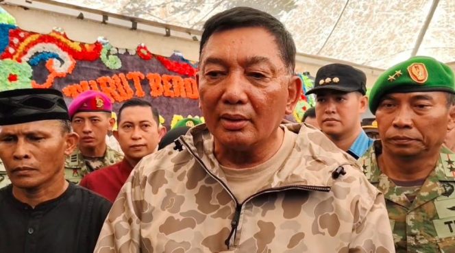 Menteri Pertahanan,  Sjafrie Sjamsoeddin menyampaikan belasungkawa kepada keluarga Letda Fauzi di Pangkep, Sulawesi Selatan, Sabtu (12/10/2025). (Foto: Ardi)